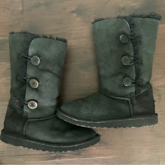 UGG 3 BUTTON BLACK SHEARLING BOOTS KIDS 5 - Picture 10 of 10